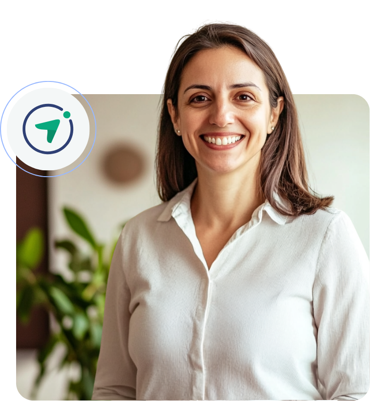 Mulher sorrindo com a logo da Bússola Social